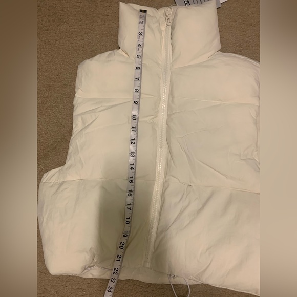 NWT Women’s Cream Puffer Vest Size: M - Picture 7 of 7